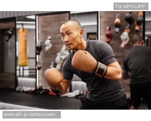 肌肉线条完美，卡马文加晒出自己练习拳击的照片